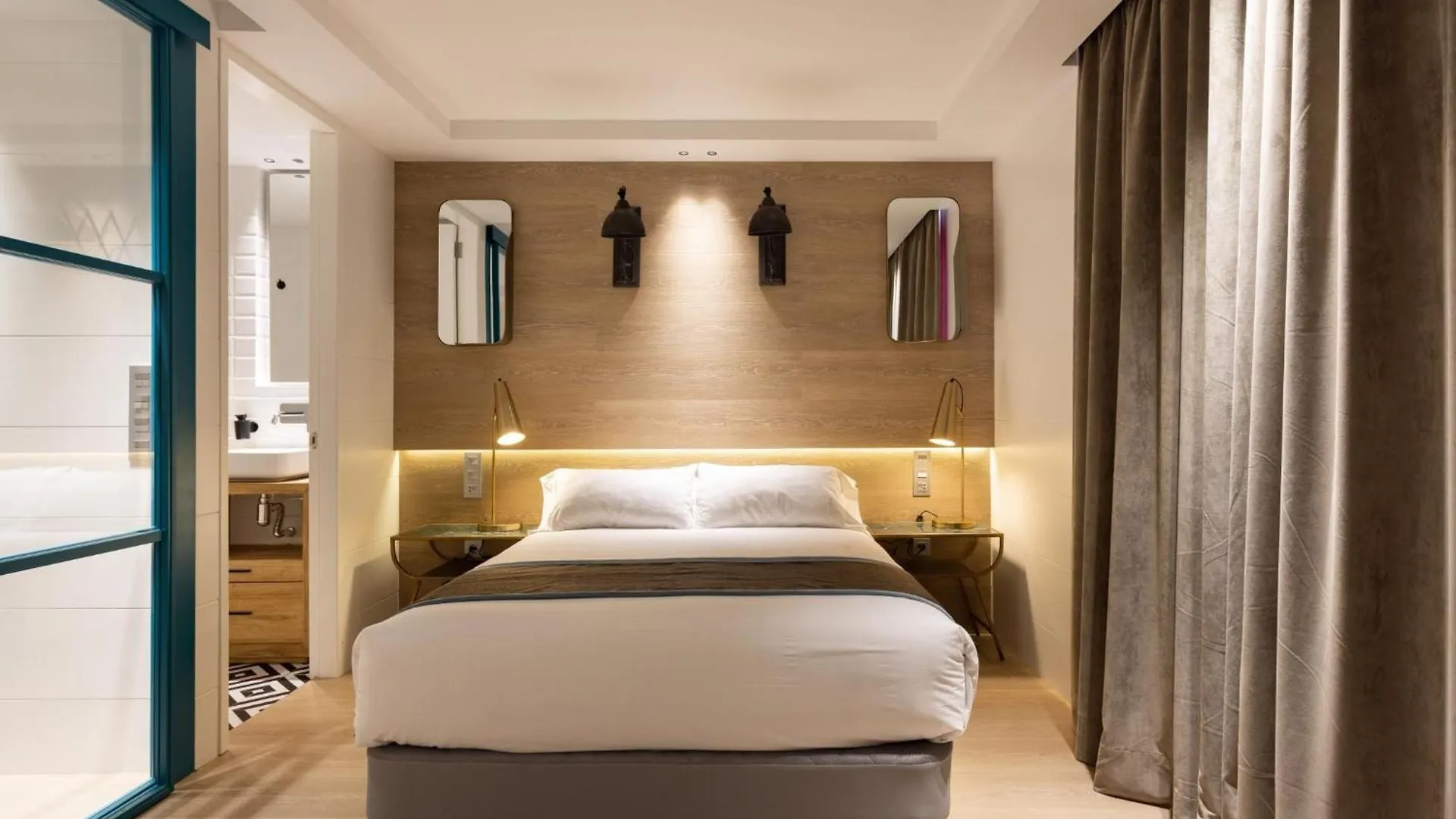 Kontakt z Chayofa Suites 701